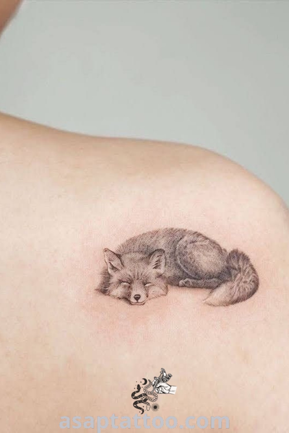 Small fox tattoo on a woman