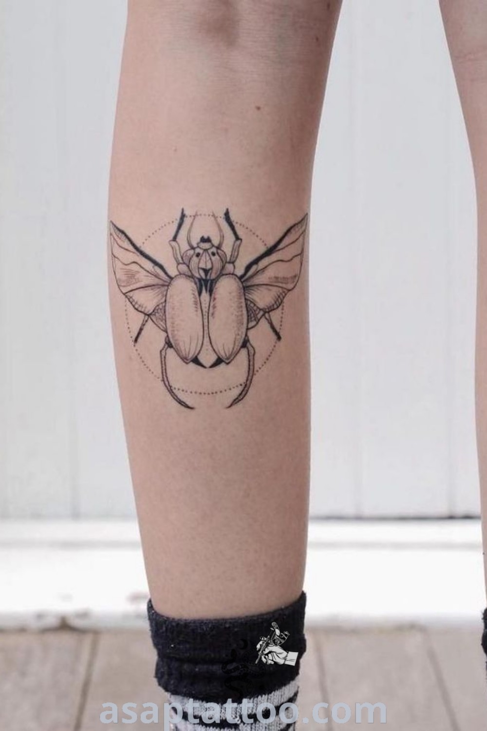 Small insect tattoo of a flying beetle, showcasing elegant geometric features. A unique design for tattoo lovers seeking inspiring tattoos with meaning. Discover more at asaptattoo.com.