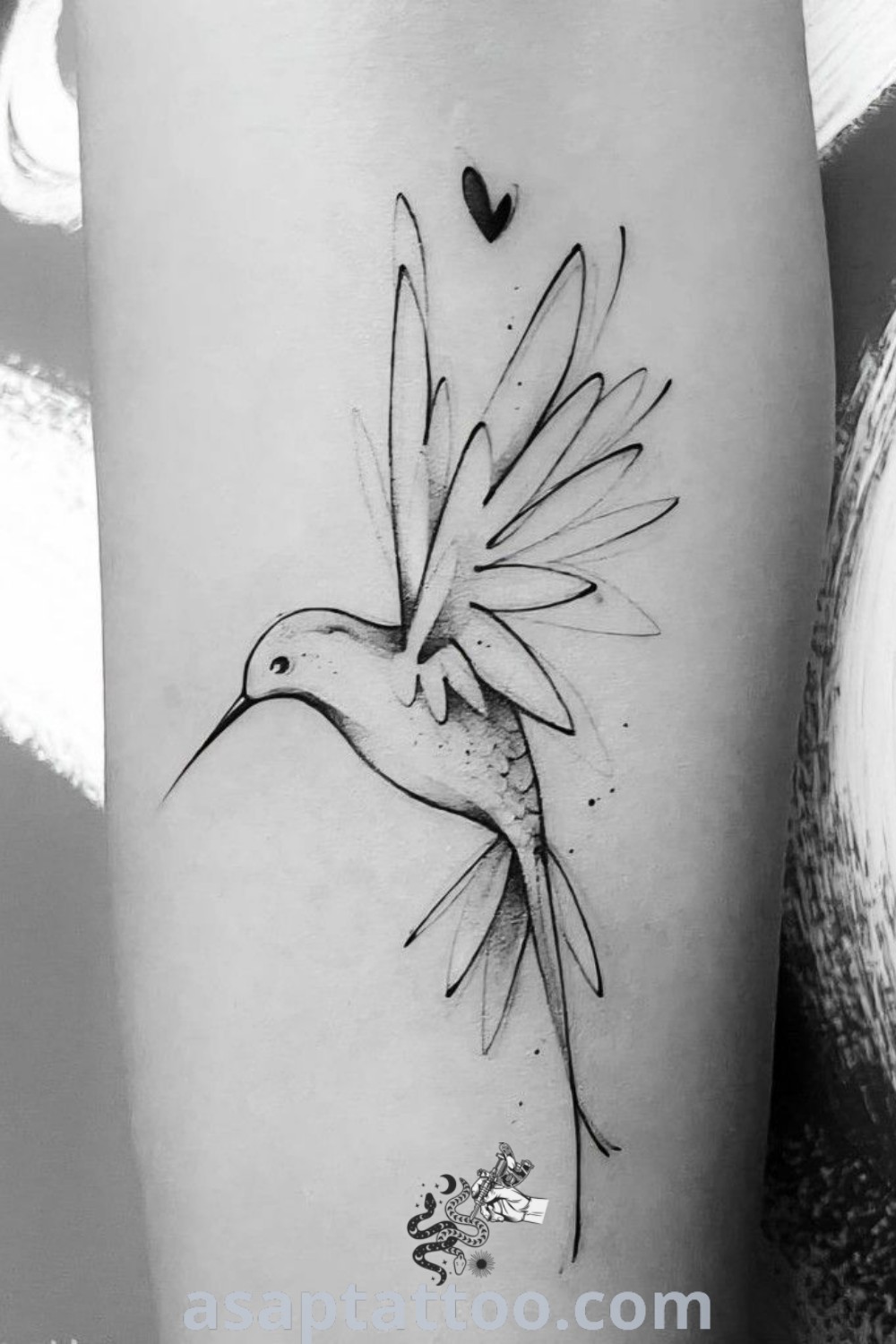 Black and white photo of an elegant hummingbird tattoo on the right thigh, adorned with hearts, ideal for inspiring tattoos that decorate your body. Discover tattoos with meaning at asaptattoo.com.