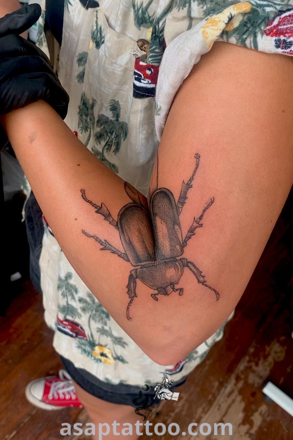 Stylish moving arm bug tattoo featuring a folding beetle design, elbow insect tattoo, and beetle knee bend tattoo. A must-see for those seeking artistic body art inspiration. Explore more at asaptattoo.com.