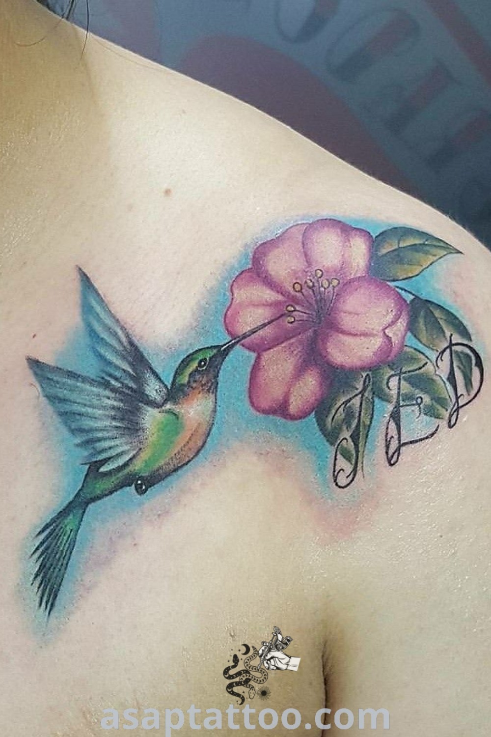 Elegantly designed hummingbird and daffodil tattoo on a woman