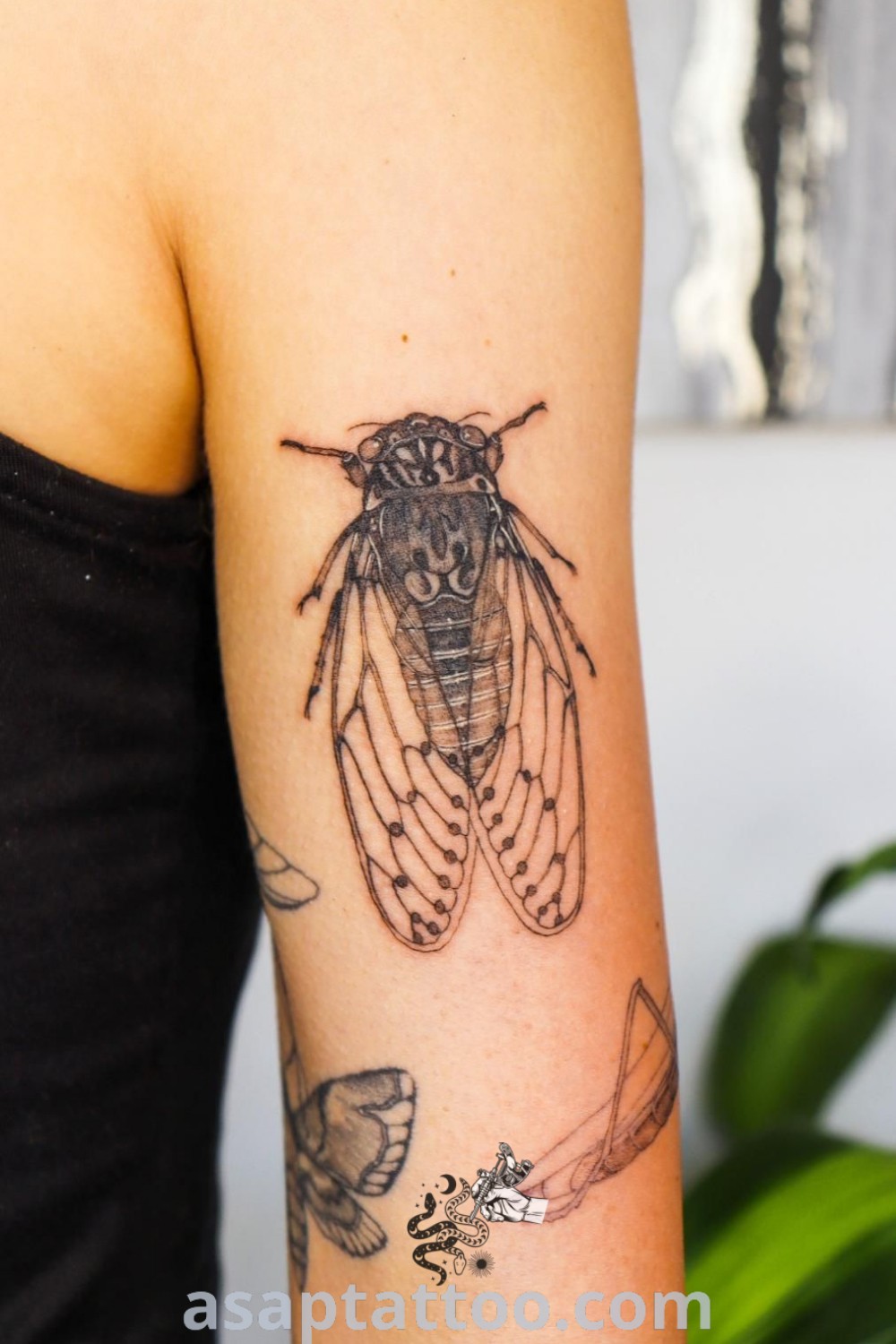 Tattoos for animal lovers featuring a cicada tattoo, tattoo bee, giraffe tattoo, and more. Explore unique tattoo designs on asaptattoo.com that will inspire you to decorate your body with meaningful ink.