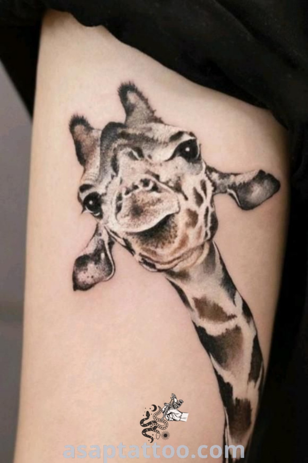 Charming baby giraffe tattoo featuring a petite and cute design, perfect for animal tattoo ideas. An elegant choice for those looking for small tattoos meaningfully integrated with wild elements. Explore more at asaptattoo.com.