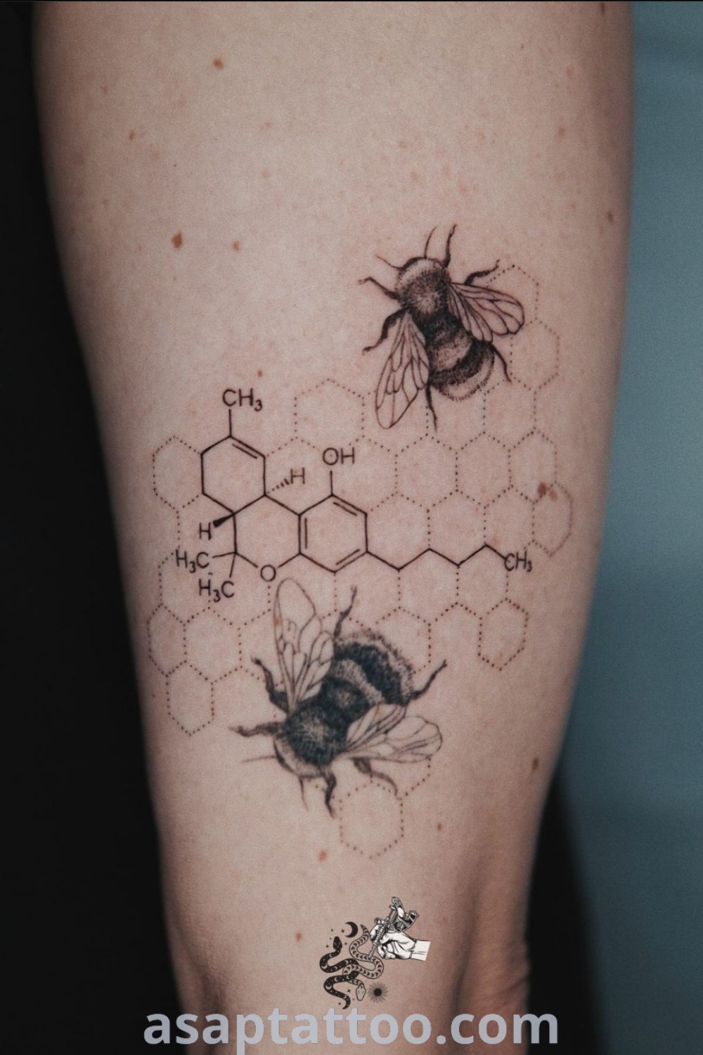 Tattoo of two bees and honeycombs on right thigh, one in black and white, showcasing the beauty of nature. Perfect for those seeking amazing tattoos with meaning. Find more inspiring designs at asaptattoo.com.